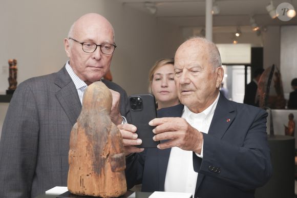 Exclusif - Stéphane Martin (ancien président du musée du quai Branly qui était président d’honneur du Parcours des Mondes l'an dernier), Marc Ladreit de Lacharrière (nouveau président d’honneur du Parcours des Mondes) - Inauguration de la visite du Parcours des Mondes édition 2024 à Paris le 10 septembre 2024. © Jack Tribeca / Bestimage