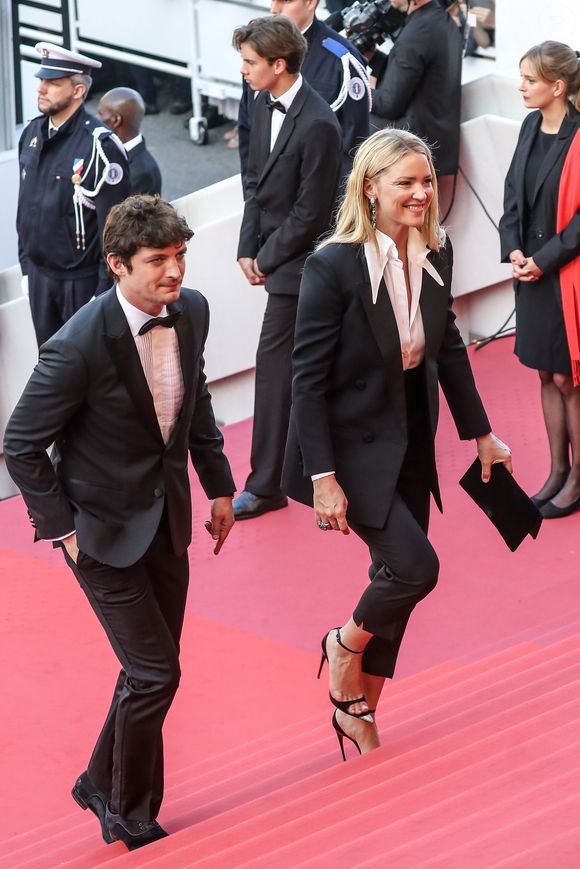 Niels Schneider et sa compagne Virginie Efira - Montée des marches du film "Hors Normes" pour la clôture du 72ème Festival International du Film de Cannes. Le 25 mai 2019 © Jacovides-Moreau / Bestimage