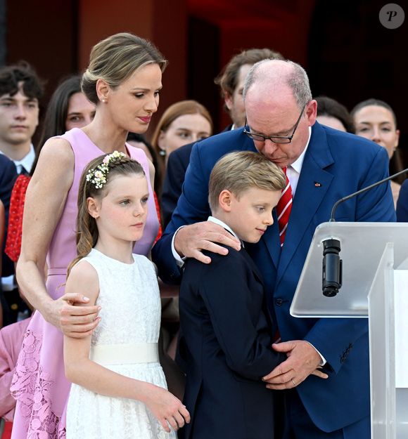 Le prince Albert II de Monaco, la princesse Charlene et leurs enfants, le prince héréditaire Jacques et la princesse Gabriella à la célébration des 20 ans de règne d'Albert II de Monaco sur la place du Palais à Monaco, le 19 juillet 2025. 

Photo : Bruno Bebert / Bestimage