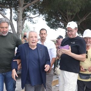 Michel Sardou compte bien faire en sorte d’inscrire ce trophée dans l’histoire.

Michel Sardou - Michel Sardou rend hommage à son père en famille lors du premier trophée de pétanque "Fernand Sardou" à Bormes-les-Mimosas le 29 mai 2026. Le célèbre chanteur est venu en famille avec sa femme, son fils Romain avec son fils de deux ans et demi et de sa compagne enceinte de son deuxième enfant.

© Franz Chavaroche/Bestimage