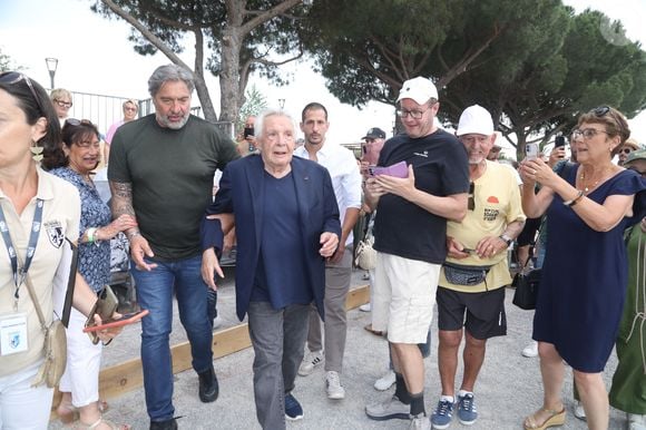 Michel Sardou compte bien faire en sorte d’inscrire ce trophée dans l’histoire.

Michel Sardou - Michel Sardou rend hommage à son père en famille lors du premier trophée de pétanque "Fernand Sardou" à Bormes-les-Mimosas le 29 mai 2026. Le célèbre chanteur est venu en famille avec sa femme, son fils Romain avec son fils de deux ans et demi et de sa compagne enceinte de son deuxième enfant.

© Franz Chavaroche/Bestimage