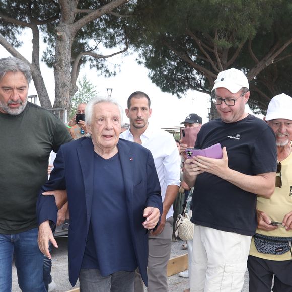Michel Sardou compte bien faire en sorte d’inscrire ce trophée dans l’histoire.

Michel Sardou - Michel Sardou rend hommage à son père en famille lors du premier trophée de pétanque "Fernand Sardou" à Bormes-les-Mimosas le 29 mai 2026. Le célèbre chanteur est venu en famille avec sa femme, son fils Romain avec son fils de deux ans et demi et de sa compagne enceinte de son deuxième enfant.

© Franz Chavaroche/Bestimage