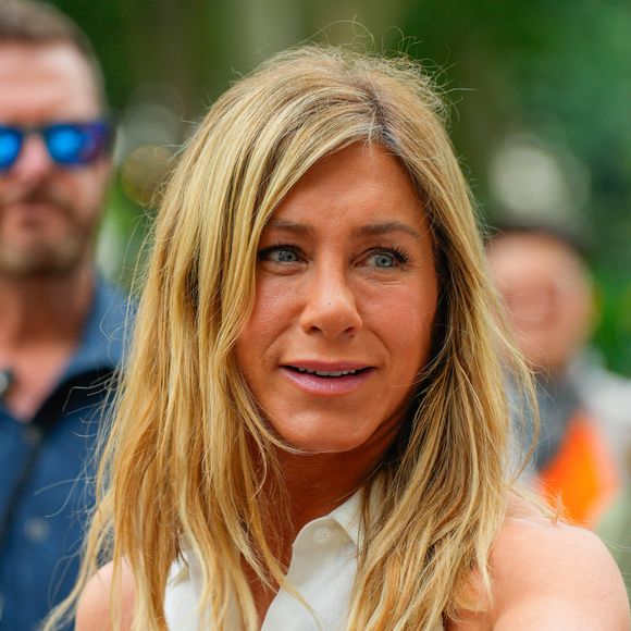 07/27/2024 Jennifer Aniston a été aperçue sur le lieu de tournage du 'Morning Show' à New York City. L'actrice américaine de 55 ans portait un haut blanc sans manches associé à un pantalon beige et des talons. Jennifer semblait regarder un playback de scènes avec les membres de la production.
©The ImageDirect / Bestimage