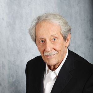 Le jardin de sa demeure est d'ailleurs classé aux archives de la ville depuis 1812. 

Archives - Studio Photo - Jean Rochefort en 2013 à Paris
Agence / Bestimage