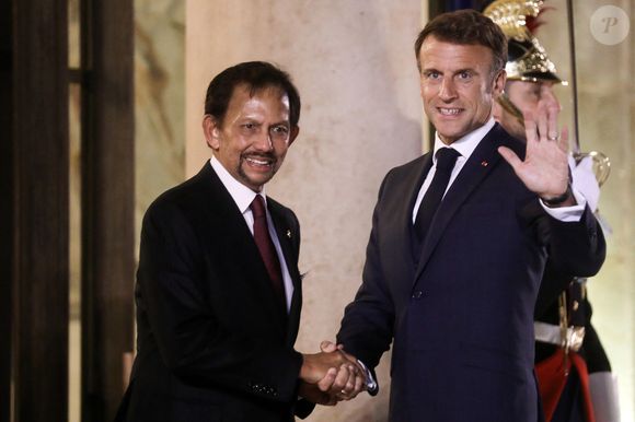 Le président de la République française, Emmannuel Macron reçoit sa Majesté le sultan de Bruneï Haji Sir Hassanal Bolkiah Mu'izzaddin Waddaulah pour un entretien au palais de l'Elysée à Paris, France, le 13 octobre 2023. © Stéphane Lemouton/Bestimage