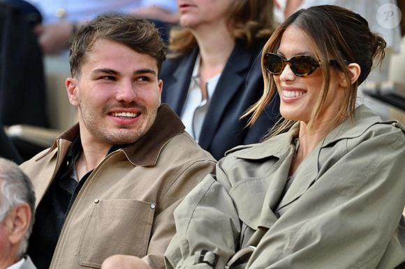 Antoine Dupont et Iris Mittenaere sont vus dans les tribunes lors des Internationaux de France à Roland Garros le 08 juin 2025 à Paris, France. Photo by Franck Castel/ABACAPRESS.COM