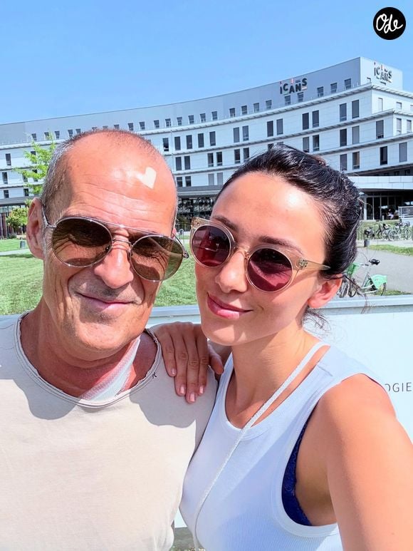 Sur les clichés, Roger apparaît souriant et en forme alors qu’il traverse depuis plusieurs mois une période de santé difficile et suit un traitement contre un cancer de la gorge.

Sorti de l'hôpital Roger Erhart a publié un long message sur Instagram, accompagné d'une photo avec Delphine Wespiser. Instagram @wespiserd