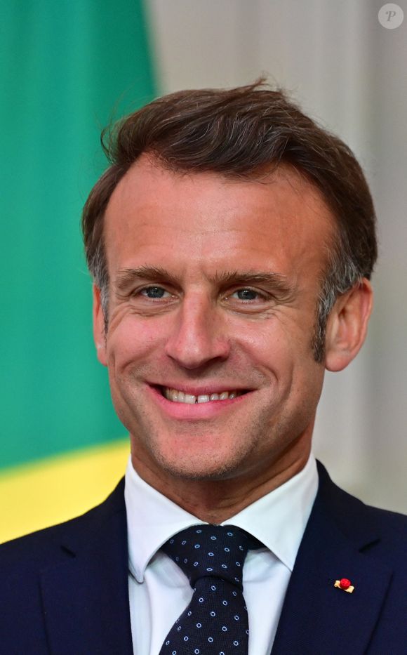 Le président français Emmanuel Macron et le président du Congo lors de la signature de plusieurs lettres d'intention et conventions pour la suite de la rénovation de la corniche de Brazzaville, la mise en place d'une académie de lutte contre la criminalité environnementale, ou encore d'une structure pour la gestion des aires protégée, au palais présidentiel de l'Élysée à Paris, France, le 23 mai 2025. © Christian Liewig/Bestimage