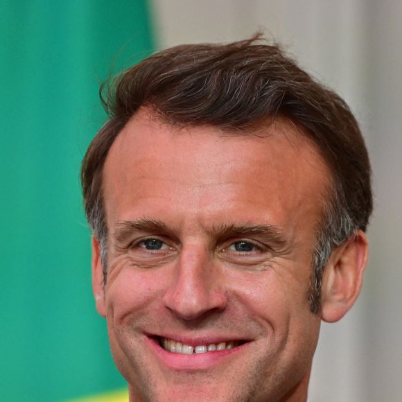 Le président français Emmanuel Macron et le président du Congo lors de la signature de plusieurs lettres d'intention et conventions pour la suite de la rénovation de la corniche de Brazzaville, la mise en place d'une académie de lutte contre la criminalité environnementale, ou encore d'une structure pour la gestion des aires protégée, au palais présidentiel de l'Élysée à Paris, France, le 23 mai 2025. © Christian Liewig/Bestimage