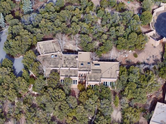 dans leur maison immense à Santa Ge

La maison de Gene Hackman à Santa Fe, construite en 2000 
©Backgrid USA / Bestimage