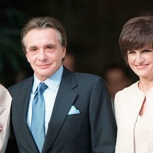 Mariage civil de Michel Sardou et Anne-Marie Périer à Neuilly, le 11/10/99. Crédit Abaca