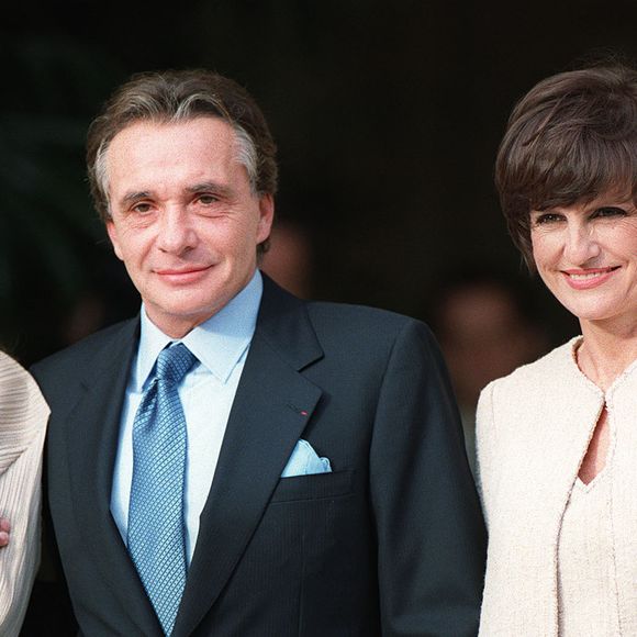 Mariage civil de Michel Sardou et Anne-Marie Périer à Neuilly, le 11/10/99. Crédit Abaca