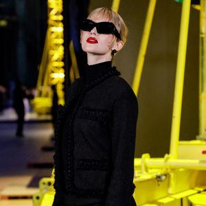 Lily-Rose Depp a fait sensation en robe léopard, tandis qu'Angèle misait sur un tailleur mini-jupe noir.

Angèle au photocall du défilé Chanel Collection Femme Prêt-à-Porter Automne/Hiver 2026-2027 lors de la Fashion Week de Paris (PFW) au Grand Palais, à Paris, France, le 9 mars 2026. © Olivier Borde/Bestimage