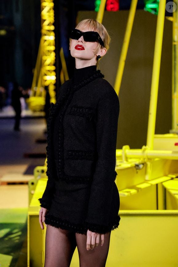 Lily-Rose Depp a fait sensation en robe léopard, tandis qu'Angèle misait sur un tailleur mini-jupe noir.

Angèle au photocall du défilé Chanel Collection Femme Prêt-à-Porter Automne/Hiver 2026-2027 lors de la Fashion Week de Paris (PFW) au Grand Palais, à Paris, France, le 9 mars 2026. © Olivier Borde/Bestimage