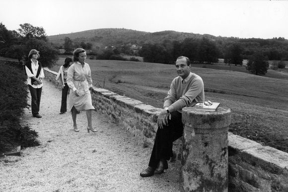 Photo d'archives du 30 août 1976 de l'ancien président Jacques Chirac et de son épouse Bernadette dans leur château de Bity à Sarran, France. Photo Buthaud/Andbz/Abaca