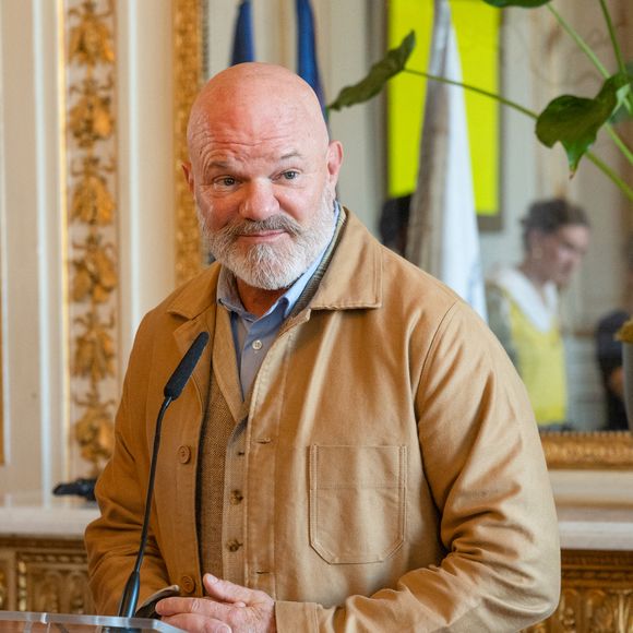 "L'arête de la vive est extrêmement dangereuse et j'ai fait un empoisonnement du sang", a-t-il raconté.
Exclusif - Le chef Philippe Etchebest participe au petit-Déjeu des les partenaires de la 3ème édition du Festival Bon (du 13 au 19 octobre) à la mairie de Bordeaux, France © Jean-Bernard Nadeau/Bestimage