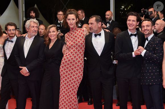 Anthony Sonigo, Alain Chabat, Blanche Gardin, Doria Tillier, Gilles Lellouche, Vincent Lacoste, Jérôme Niel - Montée des marches du film « Fumer Fait Tousser » lors du 75ème Festival International du Film de Cannes. Le 21 mai 2022
© Giancarlo Gorassini / Bestimage