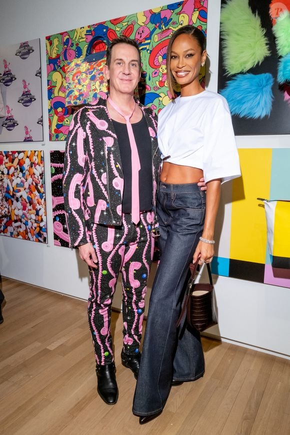 Cette collaboration marque un anniversaire spécial en mettant en avant le modèle historique "Greetings from Paris" créé en 2014.

Longchamp célèbre une nouvelle édition limitée et 20 ans de collaboration avec le créateur Jeremy Scott au magasin phare de SoHo.

©Bestimage

Sur la photo : Jeremy Scott, Joan Smalls