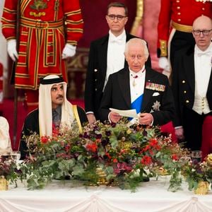 Le roi Charles III d'Angleterre et Camilla Parker Bowles, reine consort d'Angleterre, la princesse Anne - L'émir du Qatar Tamim ben Hamad Al-Thani et sa femme au dîner d'Etat au palais de Buckingham lors de sa visite d'Etat au Royaume-Uni, le 3 décembre 2024.