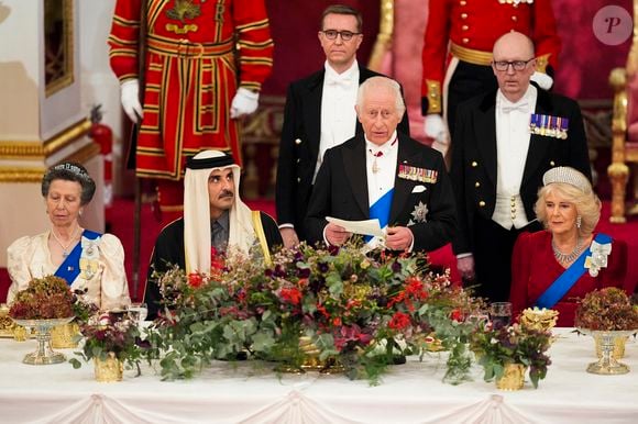 Le roi Charles III d'Angleterre et Camilla Parker Bowles, reine consort d'Angleterre, la princesse Anne - L'émir du Qatar Tamim ben Hamad Al-Thani et sa femme au dîner d'Etat au palais de Buckingham lors de sa visite d'Etat au Royaume-Uni, le 3 décembre 2024.