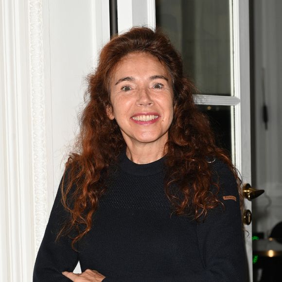Quand elle ne tourne pas, Isabel Otero partage sa vie entre la ville française d'Uzès, dans le Gard, et le Costa Rica.

Isabel Otero - Conférence de presse du Festival TV de Luchon au Studio Harcourt à Paris. Le 10 janvier 2023
© Coadic Guirec / Bestimage
