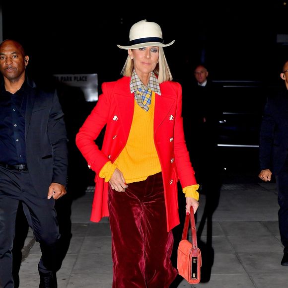 Céline Dion porte un ensemble coloré et un chapeau blanc à la sortie du Barclays Center à New York le 28 février 2020. ©Backgrid USA / Bestimage
