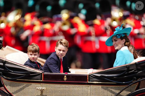 Le prince Louis (à gauche), le prince George et la princesse de Galles rentrent au palais de Buckingham après la cérémonie du drapeau dans le centre de Londres, alors que le roi Charles III célèbre son anniversaire officiel. Date de la photo : samedi 14 juin 2025. ... Cérémonie de remise des couleurs ... 14-06-2025 ... Londres ... UK ... Le crédit photo doit être lu comme suit : Aaron Chown/PA Wire. Numéro de référence unique : 80648649 ... Le crédit photo doit être lu comme suit : Aaron Chown/PA Wire : Aaron Chown/PA Wire