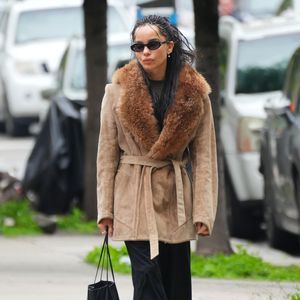EXCLUSIF – New York (NY) : Zoe Kravitz a été aperçue en train de se promener à Brooklyn avec une amie, arborant une tenue décontractée et dévoilant sa bague de fiançailles. Backgrid USA / Bestimage