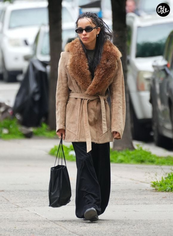 EXCLUSIF – New York (NY) : Zoe Kravitz a été aperçue en train de se promener à Brooklyn avec une amie, arborant une tenue décontractée et dévoilant sa bague de fiançailles. Backgrid USA / Bestimage