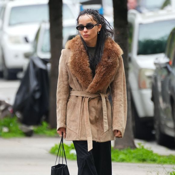EXCLUSIF – New York (NY) : Zoe Kravitz a été aperçue en train de se promener à Brooklyn avec une amie, arborant une tenue décontractée et dévoilant sa bague de fiançailles. Backgrid USA / Bestimage