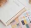 Le calendrier papier reste apprécié malgré la généralisation des outils numériques.

Photo prise par Alexa Williams / Unsplash