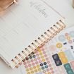 Les psychologues sont unanimes : les personnes qui notent leurs rendez-vous sur un calendrier papier valorisent la simplicité et la gratitude