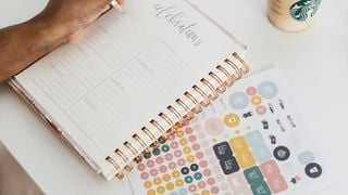 Les psychologues sont unanimes : les personnes qui notent leurs rendez-vous sur un calendrier papier valorisent la simplicité et la gratitude
