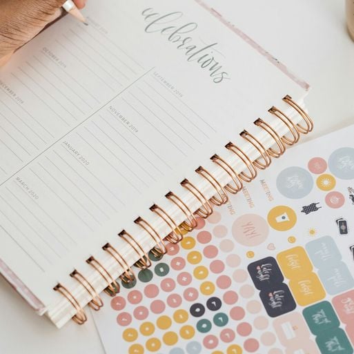 Les psychologues sont unanimes : les personnes qui notent leurs rendez-vous sur un calendrier papier valorisent la simplicité et la gratitude