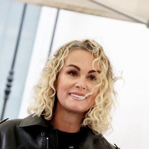 Laeticia Hallyday lors de l'inauguration d'une plaque commémorative en hommage à Johnny Hallyday devant l'immeuble où le chanteur français a grandi dans le 9ème arrondissement de Paris, France, le 22 décembre 2023. Décédé en 2017, Johnny Hallyday fut pendant un demi-siècle l’incarnation du rock à la française.  © Dominique Jacovides/Bestimage