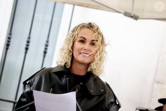 Laeticia Hallyday lors de l'inauguration d'une plaque commémorative en hommage à Johnny Hallyday devant l'immeuble où le chanteur français a grandi dans le 9ème arrondissement de Paris, France, le 22 décembre 2023. Décédé en 2017, Johnny Hallyday fut pendant un demi-siècle l’incarnation du rock à la française.  © Dominique Jacovides/Bestimage