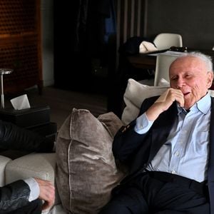 Exclusif - Philippe Bouvard, journaliste français, écrivain, homme de radio et de télévision, à son domicile, en interview télé avec le journaliste producteur Cyril Viguier à Cannes, le 27 février 2025. 
Ces derniers secrets, il se confie a Cyril Viguier dans une emission diffusée dans le monde entier.

﻿A 95 ans, Philippe Bouvard a décidé de raccrocher et de prendre sa retraite !
Avant d’interrompre définitivement ses activités, l’animateur des « Grosses têtes », auteur de 69 livres et qui réside à maintenant à Cannes, raconte ses souvenirs à Cyril Viguier, au cours d’un Talk qui sera diffusée le 3 et 6 mai première émission et le 10 et 13 mai deuxième émission  sur TV5 Monde et sur RTL, une radio dont il fut, durant plusieurs décennies, l’animateur fétiche.

De René Cotty au Général de Gaulle, de Mitterrand à Sarkozy en passant par Giscard, qu’il soupçonne de « lui avoir coller un contrôle fiscal ! », Bouvard dévoile ses derniers secrets et raconte ses rencontres savoureuses avec tous les Présidents.

D’une République à l’autre, il raconte aussi à Cyril Viguier ses anecdotes drôles et inédites, souvent caustiques, parfois rugueuses, avec les grandes Icônes Françaises: Bardot, Delon, Aznavour etc…

© Bruno Bebert/Bestimage