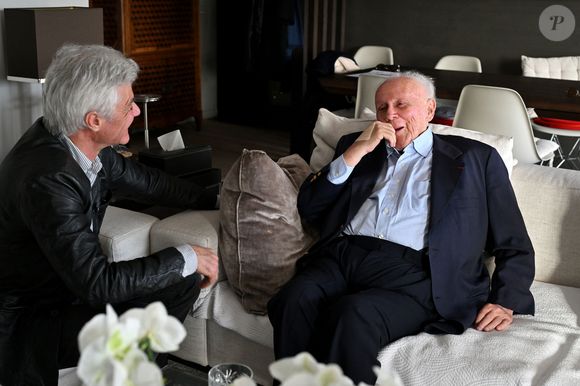 Exclusif - Philippe Bouvard, journaliste français, écrivain, homme de radio et de télévision, à son domicile, en interview télé avec le journaliste producteur Cyril Viguier à Cannes, le 27 février 2025. 
Ces derniers secrets, il se confie a Cyril Viguier dans une emission diffusée dans le monde entier.

﻿A 95 ans, Philippe Bouvard a décidé de raccrocher et de prendre sa retraite !
Avant d’interrompre définitivement ses activités, l’animateur des « Grosses têtes », auteur de 69 livres et qui réside à maintenant à Cannes, raconte ses souvenirs à Cyril Viguier, au cours d’un Talk qui sera diffusée le 3 et 6 mai première émission et le 10 et 13 mai deuxième émission  sur TV5 Monde et sur RTL, une radio dont il fut, durant plusieurs décennies, l’animateur fétiche.

De René Cotty au Général de Gaulle, de Mitterrand à Sarkozy en passant par Giscard, qu’il soupçonne de « lui avoir coller un contrôle fiscal ! », Bouvard dévoile ses derniers secrets et raconte ses rencontres savoureuses avec tous les Présidents.

D’une République à l’autre, il raconte aussi à Cyril Viguier ses anecdotes drôles et inédites, souvent caustiques, parfois rugueuses, avec les grandes Icônes Françaises: Bardot, Delon, Aznavour etc…

© Bruno Bebert/Bestimage