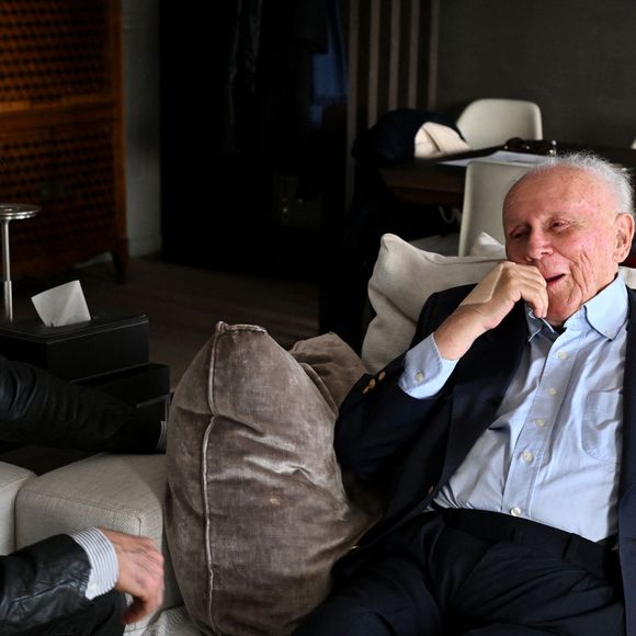 Exclusif - Philippe Bouvard, journaliste français, écrivain, homme de radio et de télévision, à son domicile, en interview télé avec le journaliste producteur Cyril Viguier à Cannes, le 27 février 2025. 
Ces derniers secrets, il se confie a Cyril Viguier dans une emission diffusée dans le monde entier.

﻿A 95 ans, Philippe Bouvard a décidé de raccrocher et de prendre sa retraite !
Avant d’interrompre définitivement ses activités, l’animateur des « Grosses têtes », auteur de 69 livres et qui réside à maintenant à Cannes, raconte ses souvenirs à Cyril Viguier, au cours d’un Talk qui sera diffusée le 3 et 6 mai première émission et le 10 et 13 mai deuxième émission  sur TV5 Monde et sur RTL, une radio dont il fut, durant plusieurs décennies, l’animateur fétiche.

De René Cotty au Général de Gaulle, de Mitterrand à Sarkozy en passant par Giscard, qu’il soupçonne de « lui avoir coller un contrôle fiscal ! », Bouvard dévoile ses derniers secrets et raconte ses rencontres savoureuses avec tous les Présidents.

D’une République à l’autre, il raconte aussi à Cyril Viguier ses anecdotes drôles et inédites, souvent caustiques, parfois rugueuses, avec les grandes Icônes Françaises: Bardot, Delon, Aznavour etc…

© Bruno Bebert/Bestimage