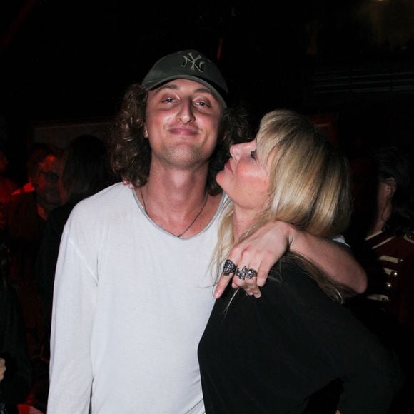 Très proche de sa mère, Joalukas apparaît régulièrement à ses côtés lors de divers événements parisiens et s’efforce, peu à peu, de se faire un nom dans l’univers des DJ. 

Exclusif - Joalukas Noah et sa mère Isabelle Camus à la soirée d’anniversaire de Véronica Thierry au club l’Arc Paris le 10 novembre 2025.
© Philippe Baldini / Bestimage