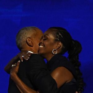 Barack Obama et sa femme Michelle Obama électrisent la foule lors de la Convention démocrate à Chicago, le 28/08/2024 @Backgrid USA / Bestimage