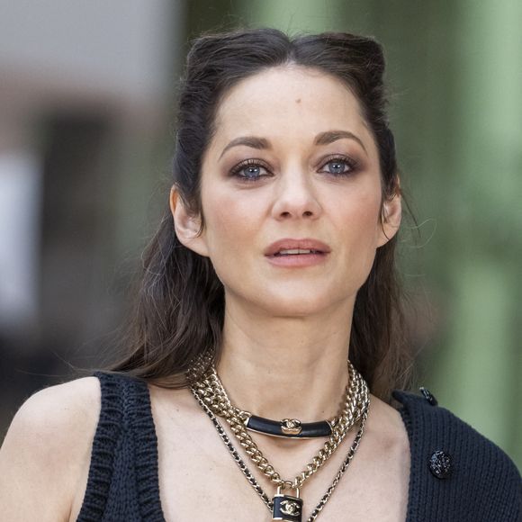 Marion Cotillard au défilé Chanel au Grand Palais, "Collection Haute Couture Printemps/Eté 2025" lors de la Fashion Week de Paris (PFW), le 28 janvier 2025. 
© Olivier Borde / Bestimage