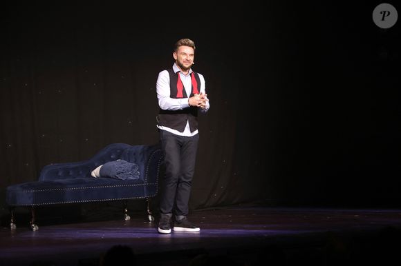 De fil en aiguille, Jeanfi Janssens en a dit davantage sur son mystérieux coup de coeur dont il a refusé de dévoiler l'identité. Dommage pour les plus curieux !

150ème du spectacle "Tombé du ciel" de Jeanfi Janssens à la Comédie des Champs Elysées à Paris le 13 février 2025. © Cédric Perrin / Bestimage