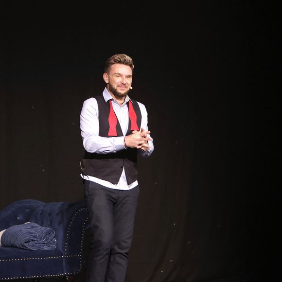 De fil en aiguille, Jeanfi Janssens en a dit davantage sur son mystérieux coup de coeur dont il a refusé de dévoiler l'identité. Dommage pour les plus curieux !

150ème du spectacle "Tombé du ciel" de Jeanfi Janssens à la Comédie des Champs Elysées à Paris le 13 février 2025. © Cédric Perrin / Bestimage