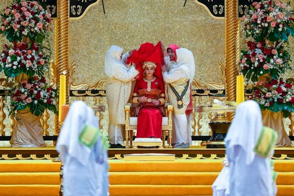 Le couple s'est marié en janvier 2024 lors d'une magnifique cérémonie.

La cérémonie du " Berbedak ", ou " cérémonie de poudrage ", au cours de laquelle le marié et la future mariée sont bénis par les membres de la famille royale qui appliquent une pâte de poudre sur leurs mains, au 4e jour du mariage royal de Brunei, du prince Abdul Mateen de Brunei et d'Anisha Rosnah, le 11 janvier 2024 à Bandar Seri Begawan, Brunei. Photo by Balkis Press/ABACAPRESS.COM