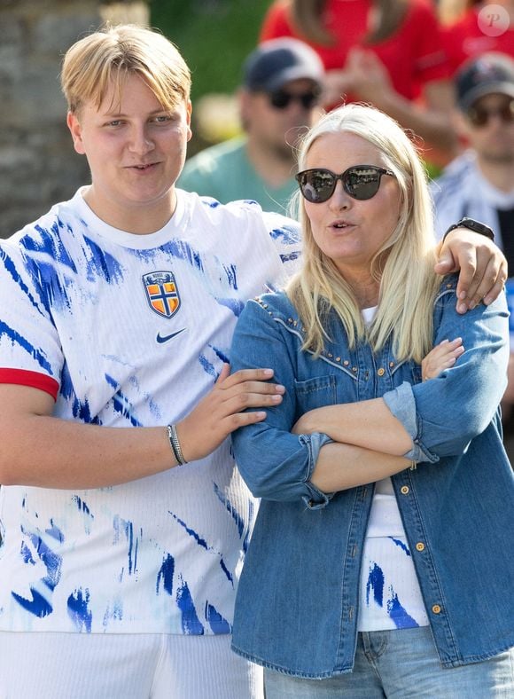 Princesse héritière Mette-Marit (la princesse Mette-Marit de Norvège), prince Sverre Magnus (le prince Sverre Magnus de Norvège), tournoi de football entre l’équipe de Skaugum et Asker Unified, Furuset Regnbuen et Strømsgodset TI au stade de Skaugum à Asker, Norvège, le 11 juin 2025.  Dana Press / Bestimage
