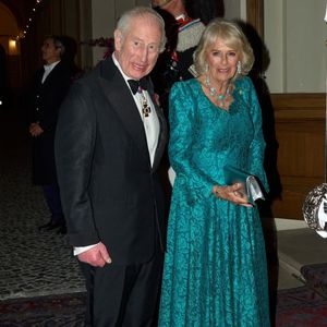 Ils ont célébré leurs 20 ans de mariage (noces de porcelaine) sur place le 9 avril
Charles III et Camilla - Les invités à leur arrivée au dîner de gala organisé en l'honneur du roi Charles III d'Angleterre et Camilla Parker Bowles, reine consort d'Angleterre, au palais du Quirinal à Rome, le 9 avril 2025. Backgrid UK/ Bestimage