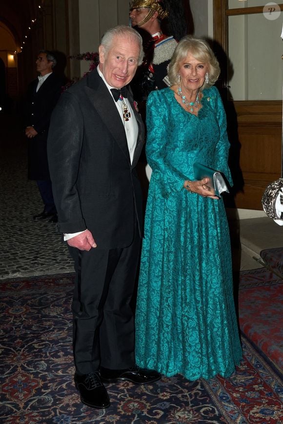 Ils ont célébré leurs 20 ans de mariage (noces de porcelaine) sur place le 9 avril
Charles III et Camilla - Les invités à leur arrivée au dîner de gala organisé en l'honneur du roi Charles III d'Angleterre et Camilla Parker Bowles, reine consort d'Angleterre, au palais du Quirinal à Rome, le 9 avril 2025. Backgrid UK/ Bestimage