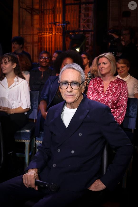 Exclusif - Alain Chamfort lors de l'enregistrement de l'émission Le Grand Echiquier - Spécial Claude François présentée par C.Chazal et A.Manoukian et diffusée le 13 janvier sur France, à l'Opéra royal du château de Versailles, accompagné par l'Orchestre de l'Opéra Royal à Versailles, France, le 16 septembre 2025. Jack Tribeca/Bestimage