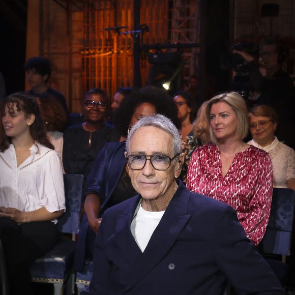 Exclusif - Alain Chamfort lors de l'enregistrement de l'émission Le Grand Echiquier - Spécial Claude François présentée par C.Chazal et A.Manoukian et diffusée le 13 janvier sur France, à l'Opéra royal du château de Versailles, accompagné par l'Orchestre de l'Opéra Royal à Versailles, France, le 16 septembre 2025. Jack Tribeca/Bestimage